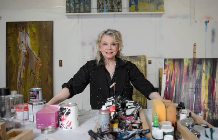 Martine St-Clair opens the doors of her abstract art creation workshop to the public