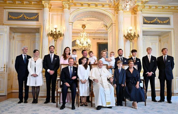 The grand ducal family (almost) in its entirety around Pope Francis