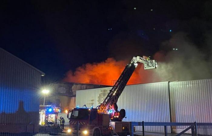 Country of Montbéliard. A gigantic fire in progress in a factory in Lorscourt