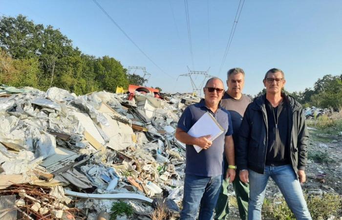 Ordered to evacuate at their own expense a landfill erected by Roma