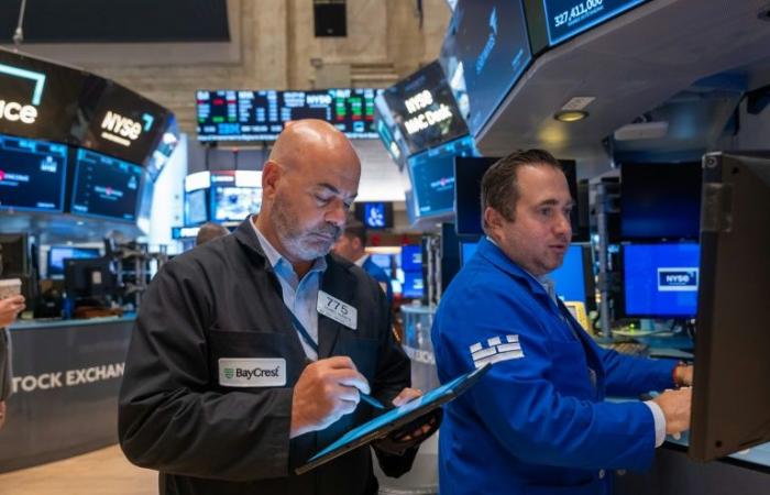 Wall Street ends in disorganized order, record for the Dow Jones