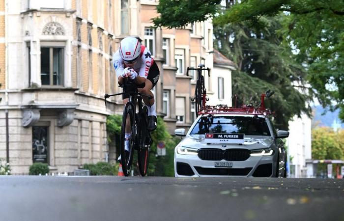 WK runs through the gates of the Zwitserse Furrer (18) in the junior race