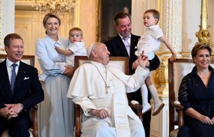 The grand ducal family (almost) in its entirety around Pope Francis