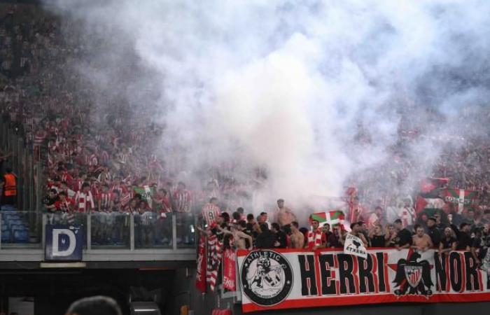 Athletic Bilbao furious with its supporters after throwing flares against AS Roma