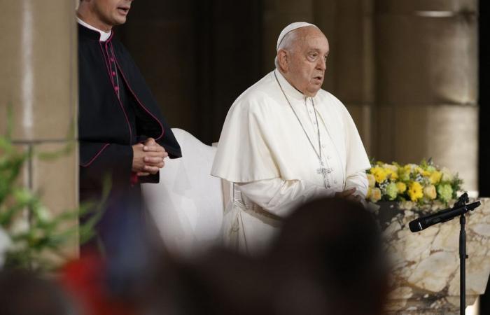 In Brussels, Pope Francis pays a surprise visit to the homeless and undocumented