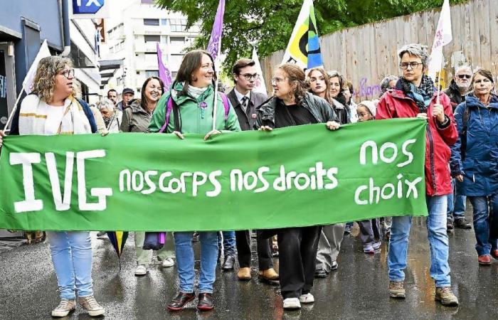 In Saint-Brieuc, around thirty people gathered for World Abortion Rights Day