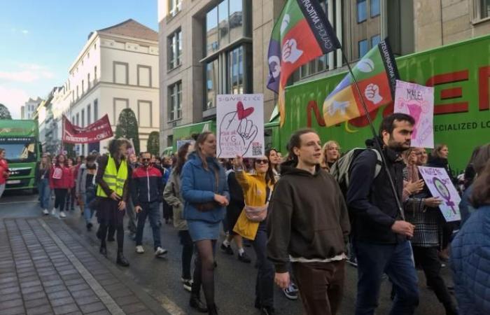 Around 300 people in Brussels for World Abortion Rights Day (photos)