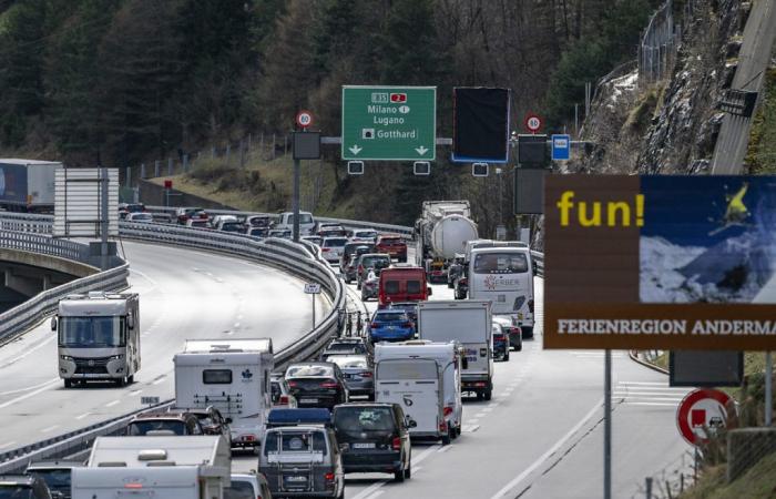 The start of the holidays causes a 10 km traffic jam in front of the Gotthard