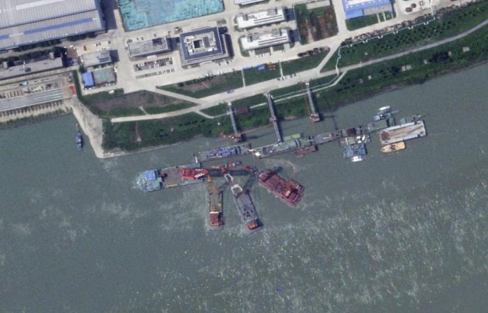 In China, a latest generation nuclear-powered submarine sinks at dock