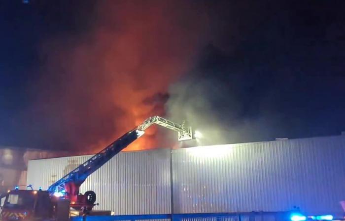 a fire ravages two thirds of this company, employees and local residents urgently evacuated