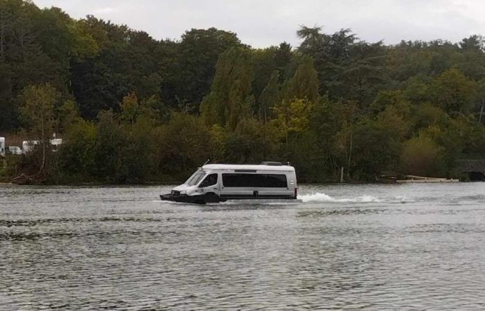 what are these astonishing amphibious shuttles seen in the Seine?