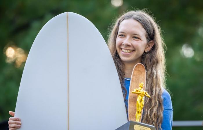 Classic Wave to Guy | Surfing in the spotlight on the river