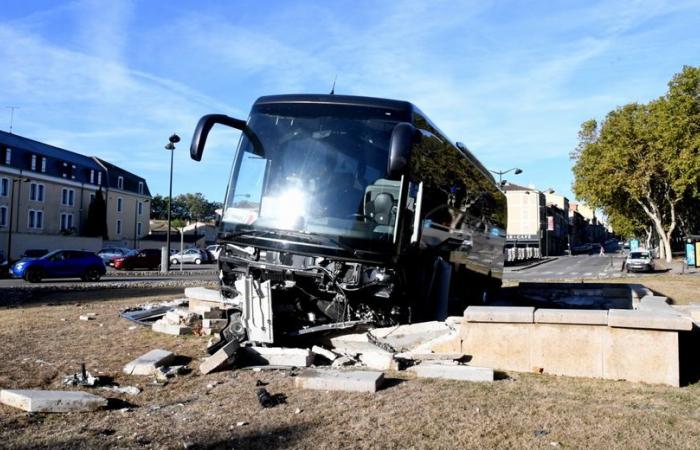 Spectacular accident in the city center of Carcassonne, a bus ends its journey in the fountain