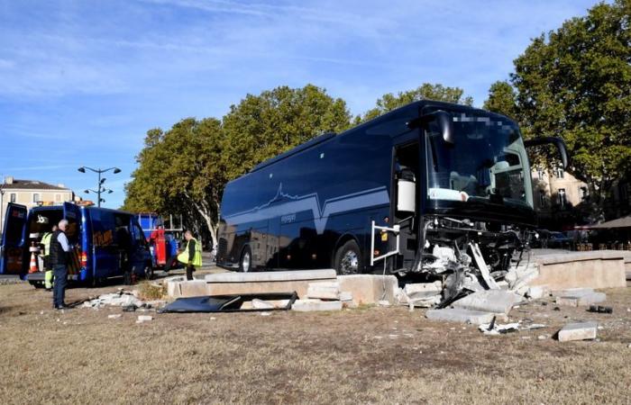 Spectacular accident in the city center of Carcassonne, a bus ends its journey in the fountain