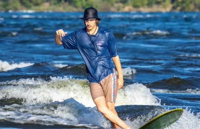 Classic Wave to Guy | Surfing in the spotlight on the river