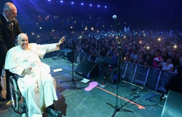 Francis to 6,000 young people gathered for a vigil: “Make some noise!”