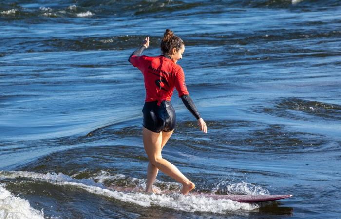 Classic Wave to Guy | Surfing in the spotlight on the river