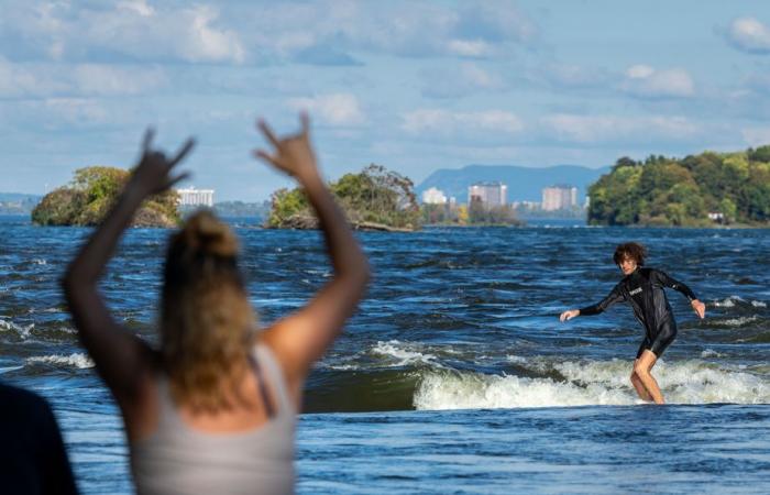 Classic Wave to Guy | Surfing in the spotlight on the river