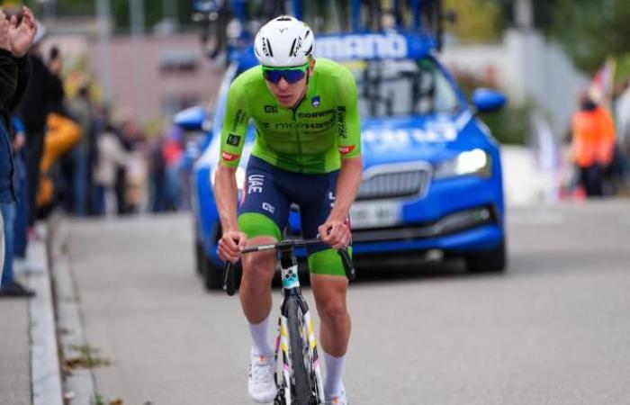 Tadej Pogacar crowned road cycling world champion after a breakaway of more than 100 kilometers