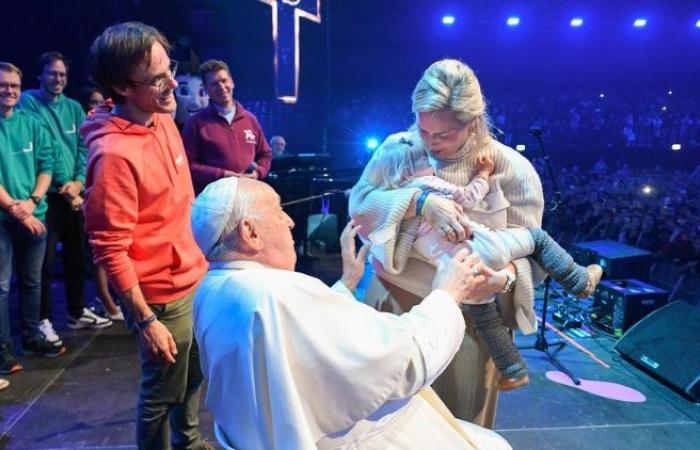 Francis to 6,000 young people gathered for a vigil: “Make some noise!”