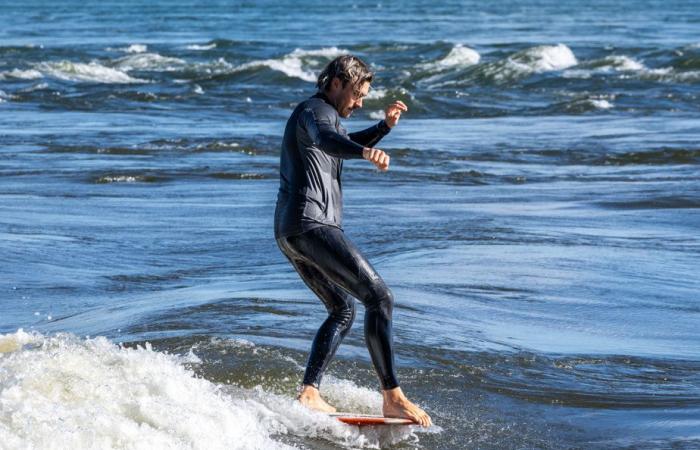 Classic Wave to Guy | Surfing in the spotlight on the river