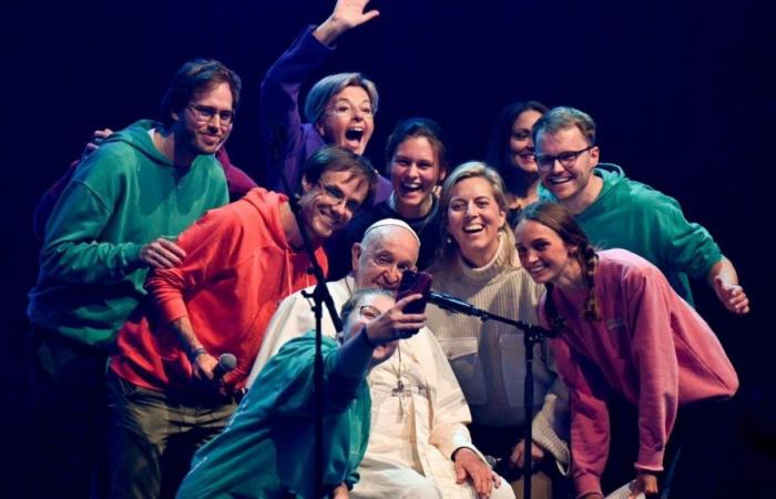 Francis to 6,000 young people gathered for a vigil: “Make some noise!”