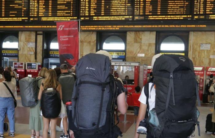 trains delayed by an hour and a half between Rome and Naples, what happened