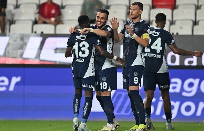 2-0! Fenerbahçe scores big points against Antalyaspor! – LIGABlatt – Football right now!