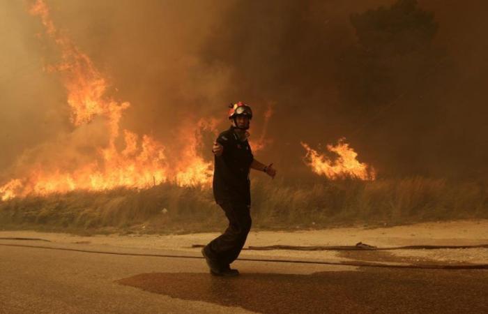 Forest fire “difficult to control” in Greece near Corinth, village evacuated