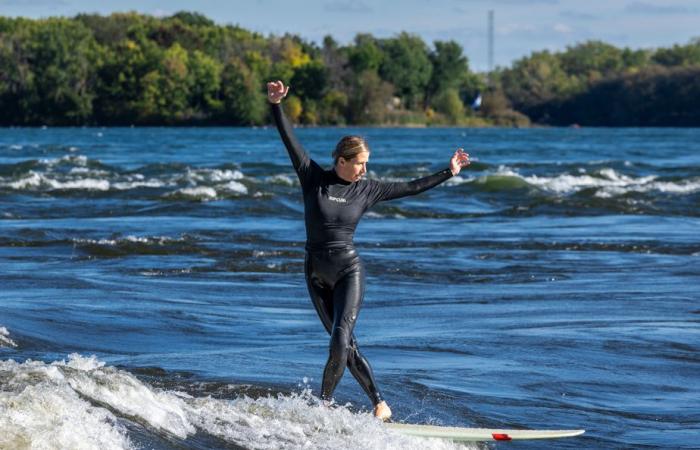 Classic Wave to Guy | Surfing in the spotlight on the river