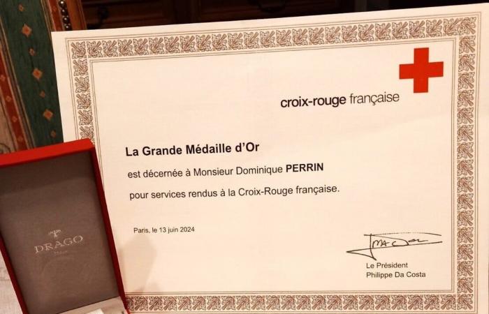 Large gold medal from the Red Cross for Dominique Perrin