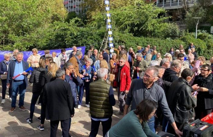 Opponents gathered in front of the Métropole de Lyon