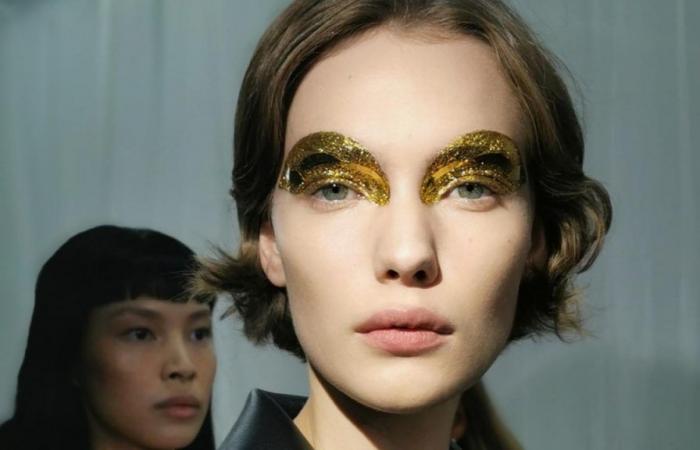 Gold and silver half-moons: zoom on the beauty looks from the Loewe fashion show