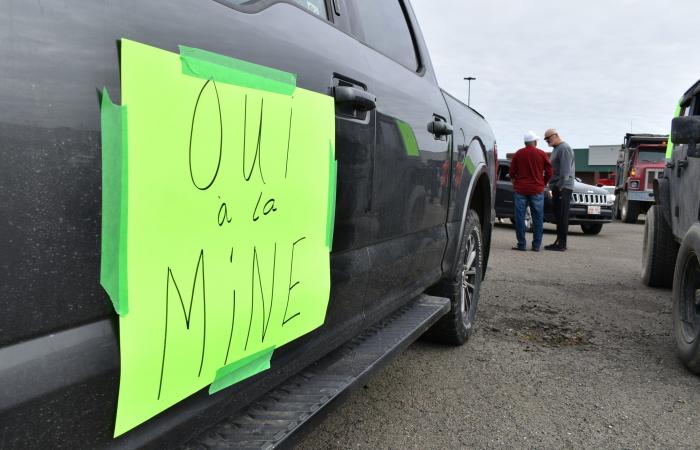 Citizens in favor of the pozzolan project are seen and heard in Dalhousie