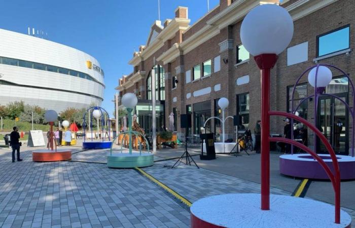 A new participatory work is being installed at Place Jean-Béliveau