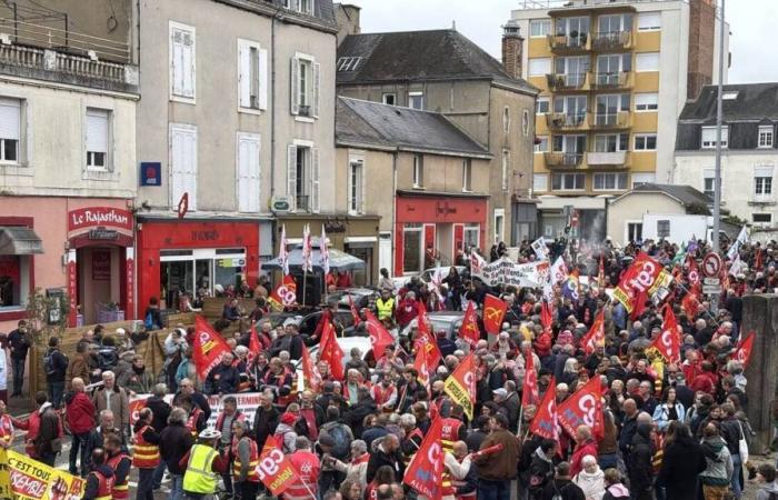 more than 1,000 demonstrators at Le Mans