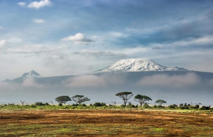 British Tim Howell jumped in a wingsuit from Kilimanjaro