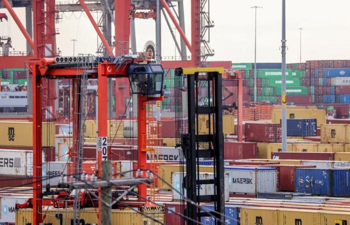 US East Coast Dockworkers Head to Strike After Deadline to Sign Agreement Passes