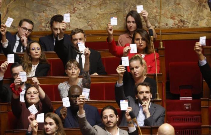 LFI deputies brandish their voter cards in the middle of Michel Barnier’s speech