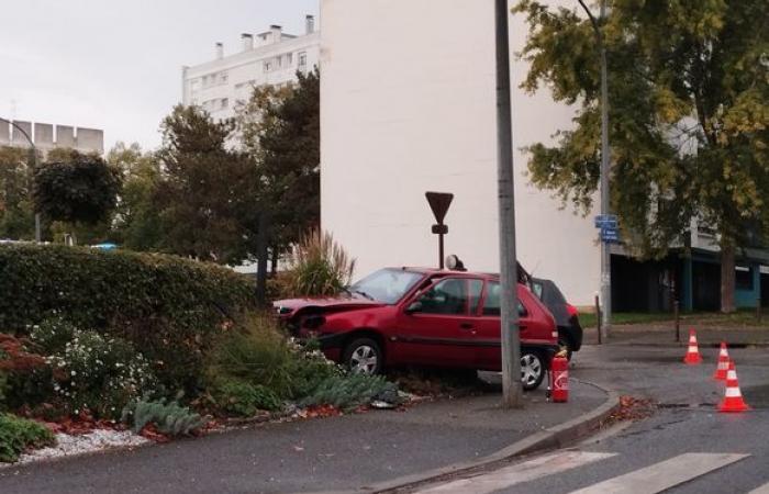 Collision between two cars near La Poste des Gibjoncs, in Bourges