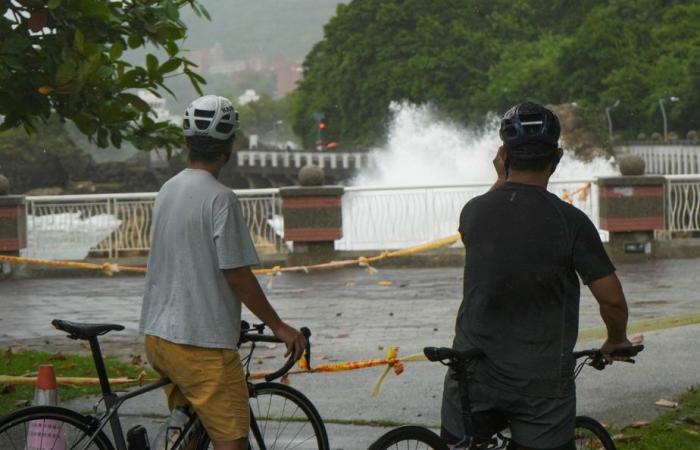 Taiwan | Thousands evacuated as Typhoon Krathon approaches