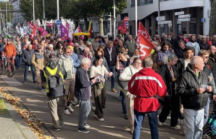 hundreds of people march in the streets of Lorient