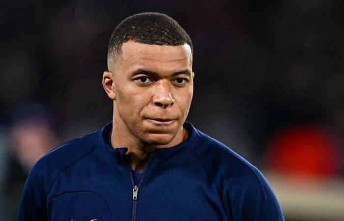 Kylian Mbappé cropped in the locker room!