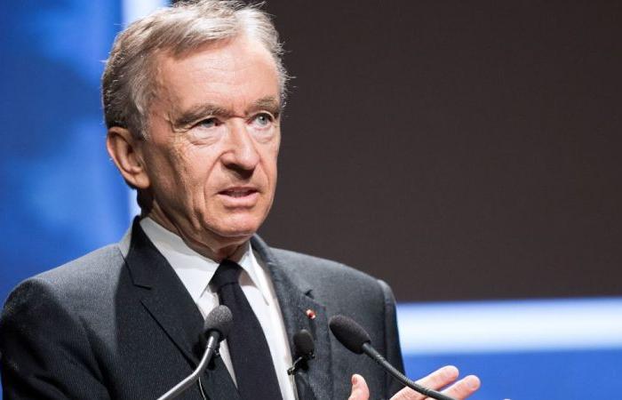 It’s official, Bernard Arnault buys Paris Match from Vincent Bolloré – DECIDEURS MAGAZINE