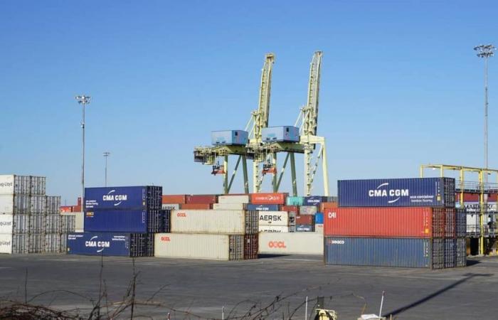 How much do dock workers on strike at the Port of Montreal earn?