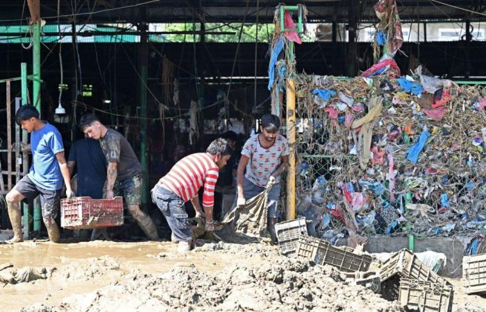 After floods in Nepal, the search for possible survivors continues