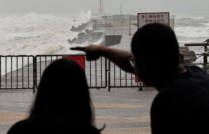 Typhoon Krathon heads towards Taiwan with gusts of nearly 300 km/h