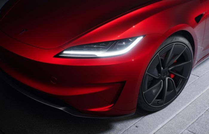 Tesla is even more stingy with the Premium Connection of its cars