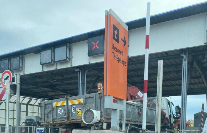 A heavy goods vehicle crashes into another truck at a toll booth on the A8 in Nice, its driver imprisoned