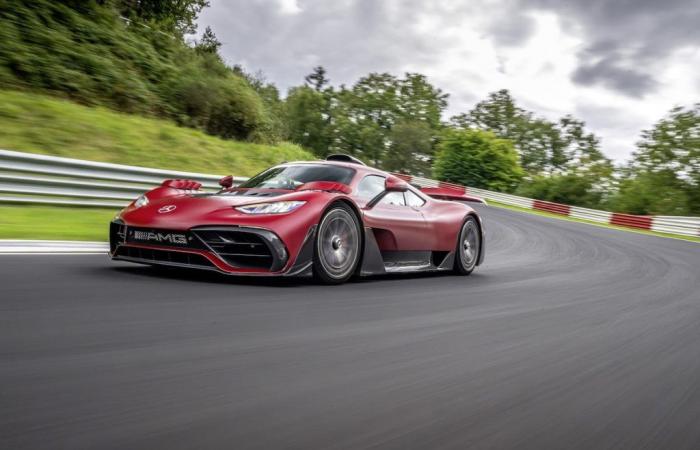 Mercedes breaks lap record at Nürburgring (video)